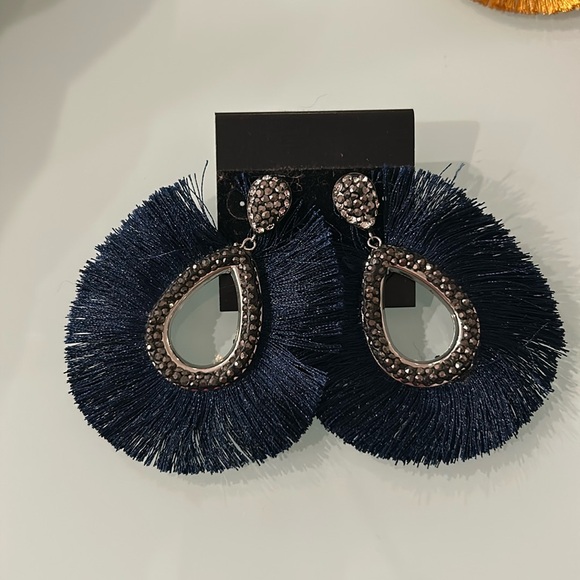 Crystal drop fan fringe stud earrings - Picture 2 of 3